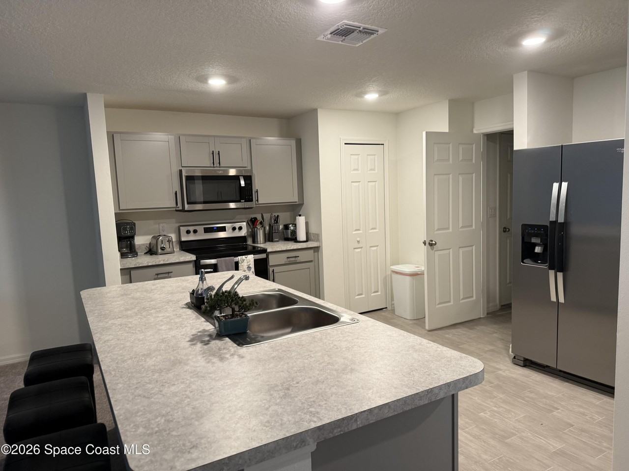 593 Haleybury St Sw - Photo 5 of 13