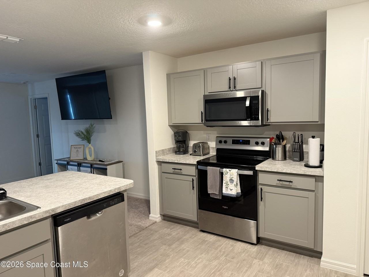593 Haleybury St Sw - Photo 6 of 13