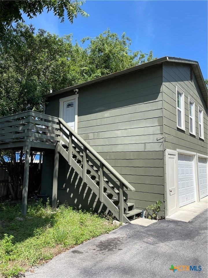 158 N Chestnut Ave - Photo 2 of 8