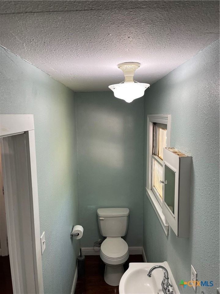 158 N Chestnut Ave - Photo 7 of 8