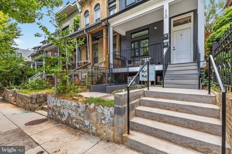 213 Seaton Pl Ne #2 - Photo 2 of 34