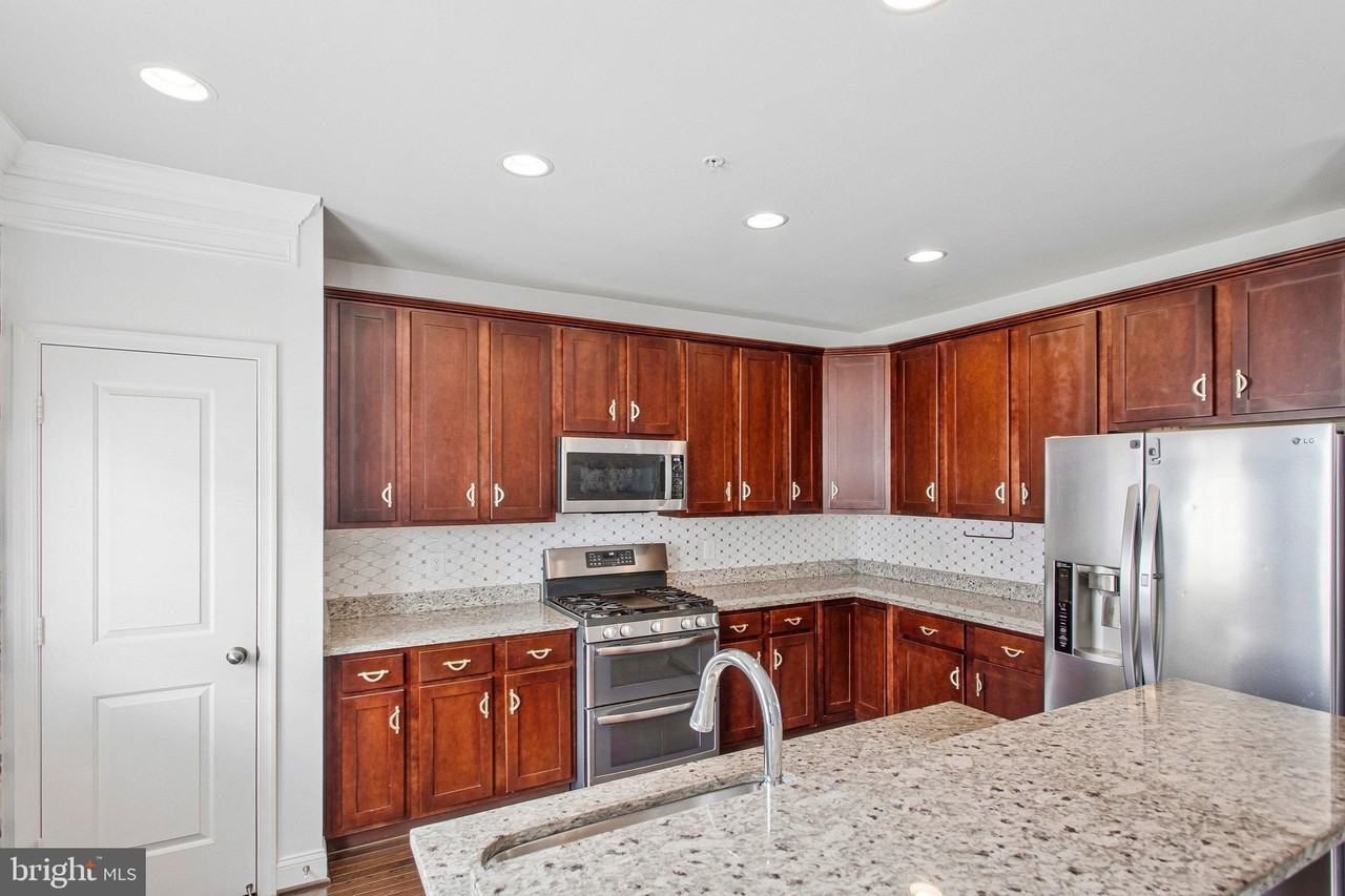 703 Skippers Ln - Photo 4 of 50