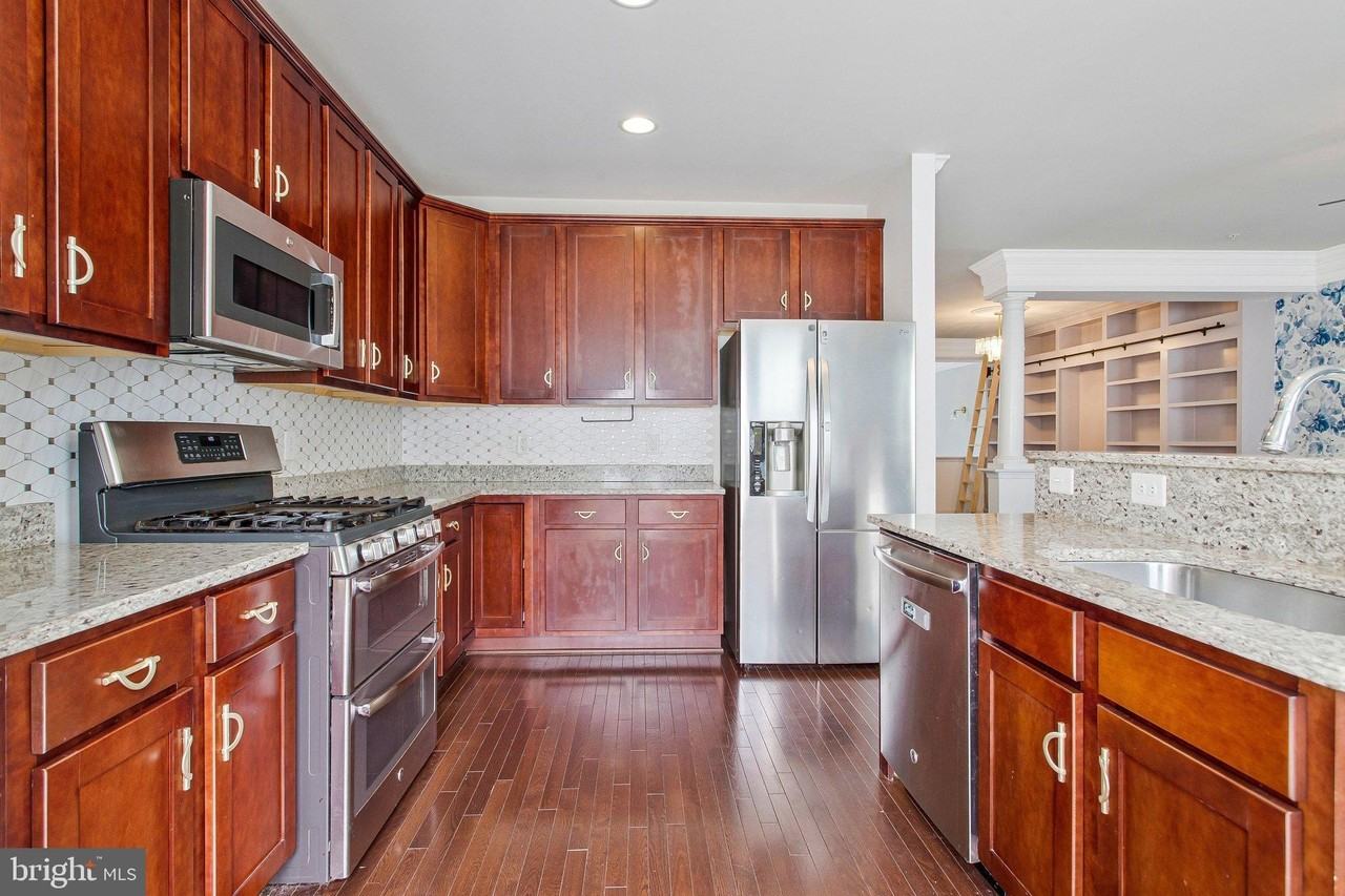 703 Skippers Ln - Photo 6 of 50
