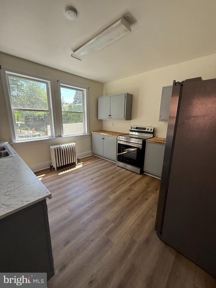 704 5th St - Photo 4 of 15
