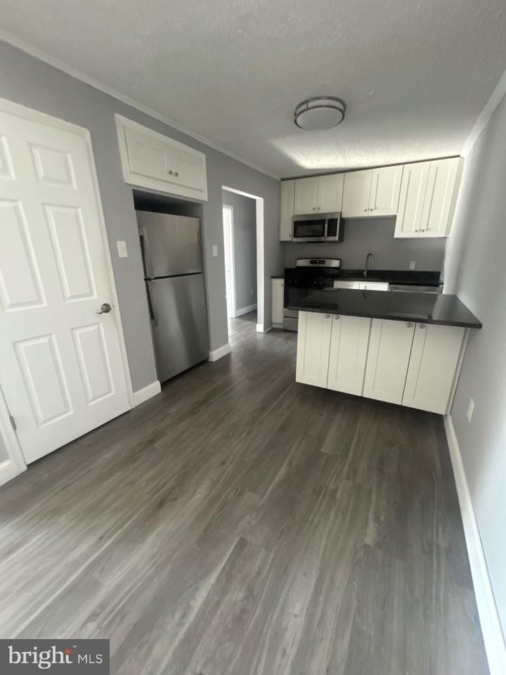 400 Main St #8 - Photo 2 of 9