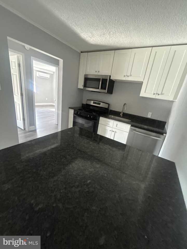 400 Main St #8 - Photo 3 of 9