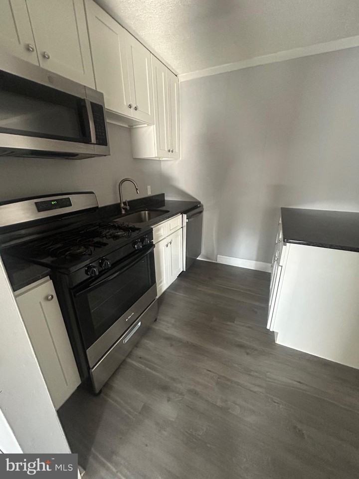 400 Main St #8 - Photo 4 of 9