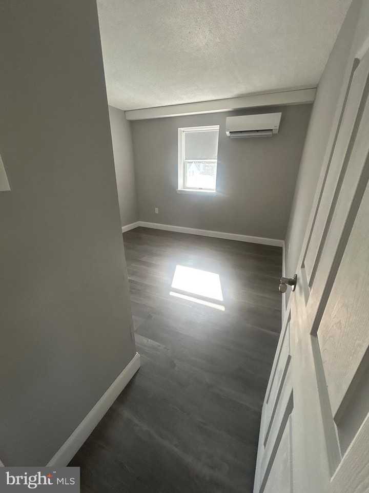 400 Main St #8 - Photo 5 of 9