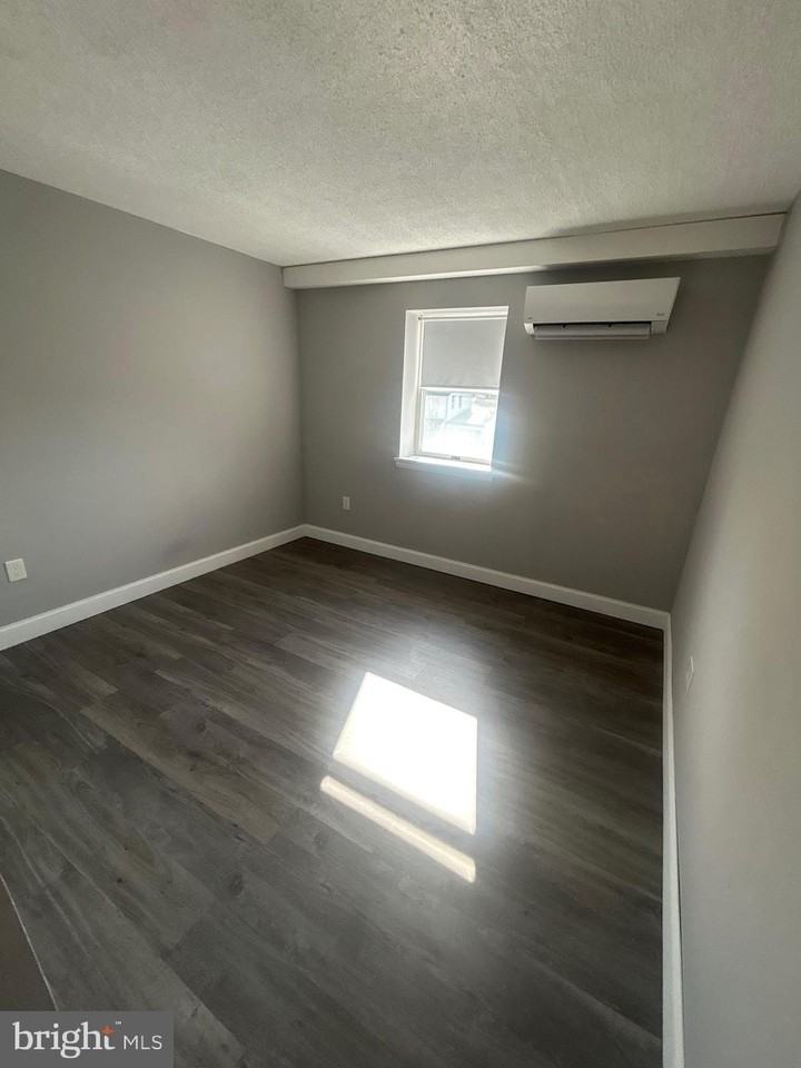 400 Main St #8 - Photo 6 of 9