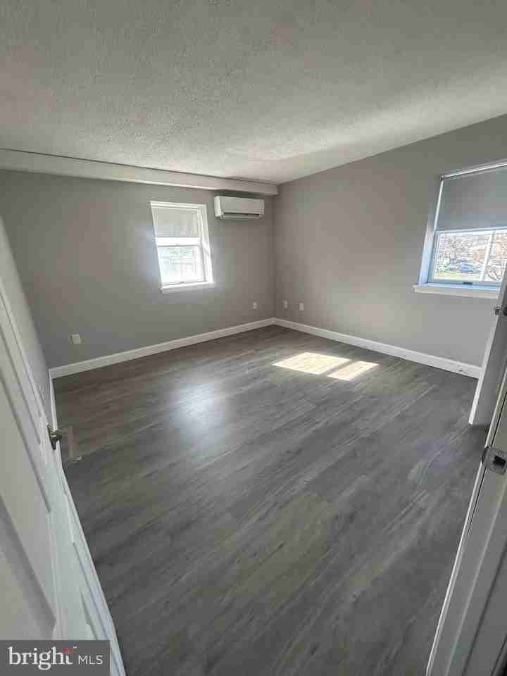 400 Main St #8 - Photo 7 of 9