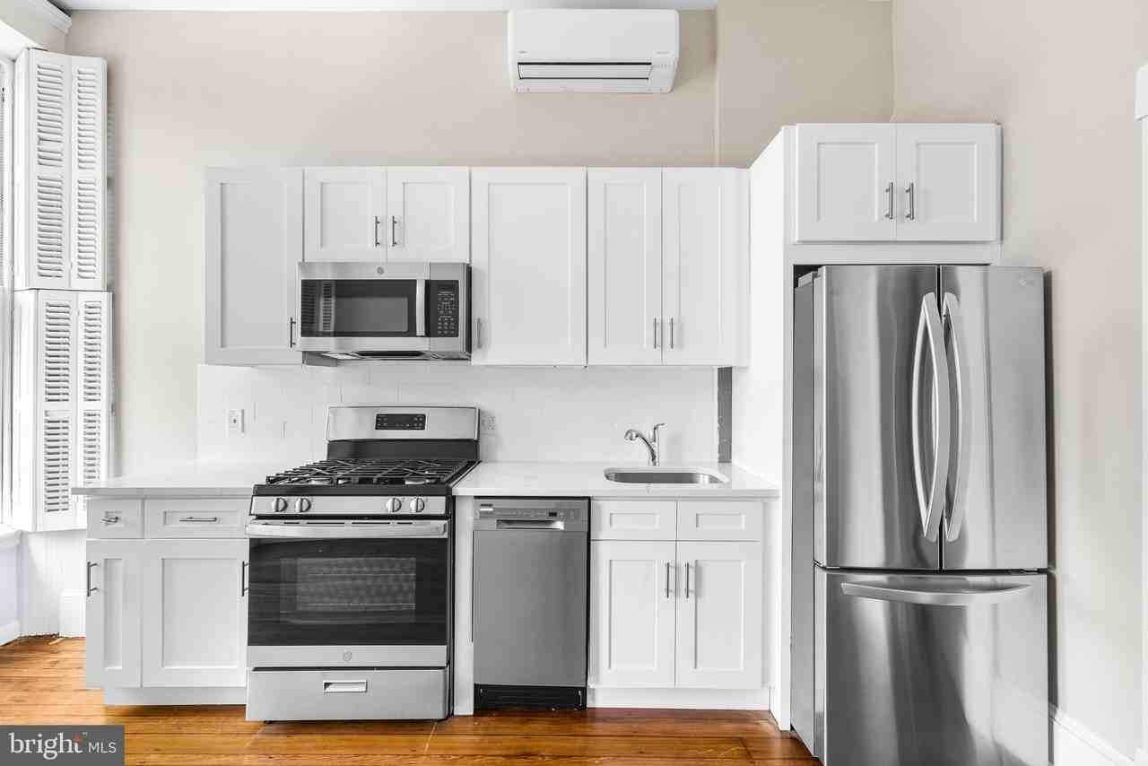 2311 Green St #1F - Photo 3 of 13