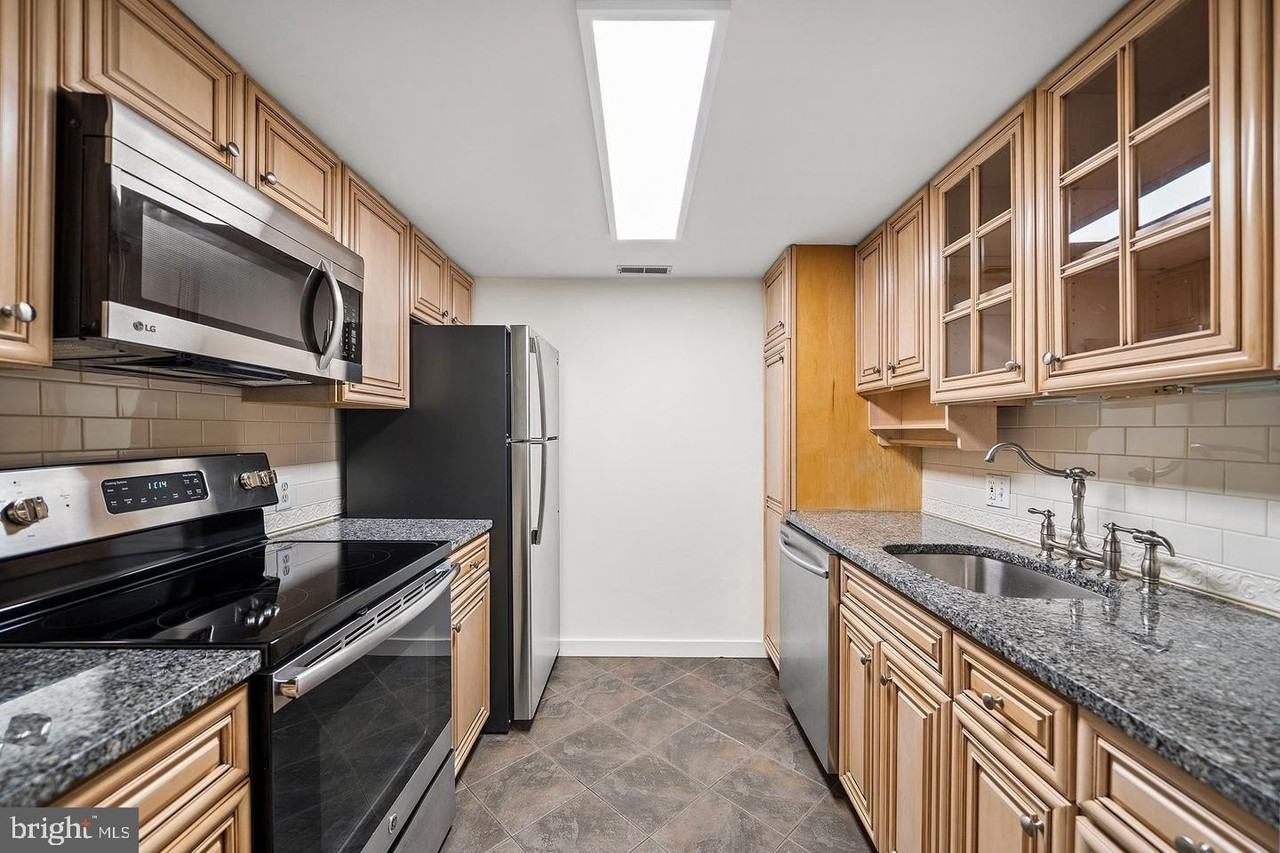 1023 Clinton St #205 - Photo 5 of 21