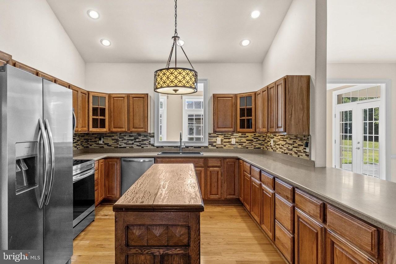 9725 Brock Rd - Photo 3 of 44