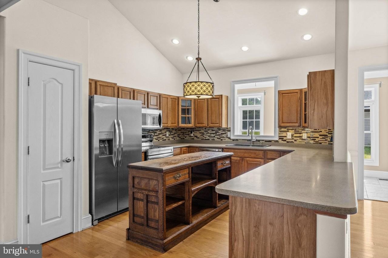 9725 Brock Rd - Photo 5 of 44