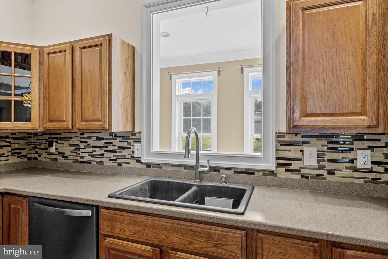 9725 Brock Rd - Photo 6 of 44