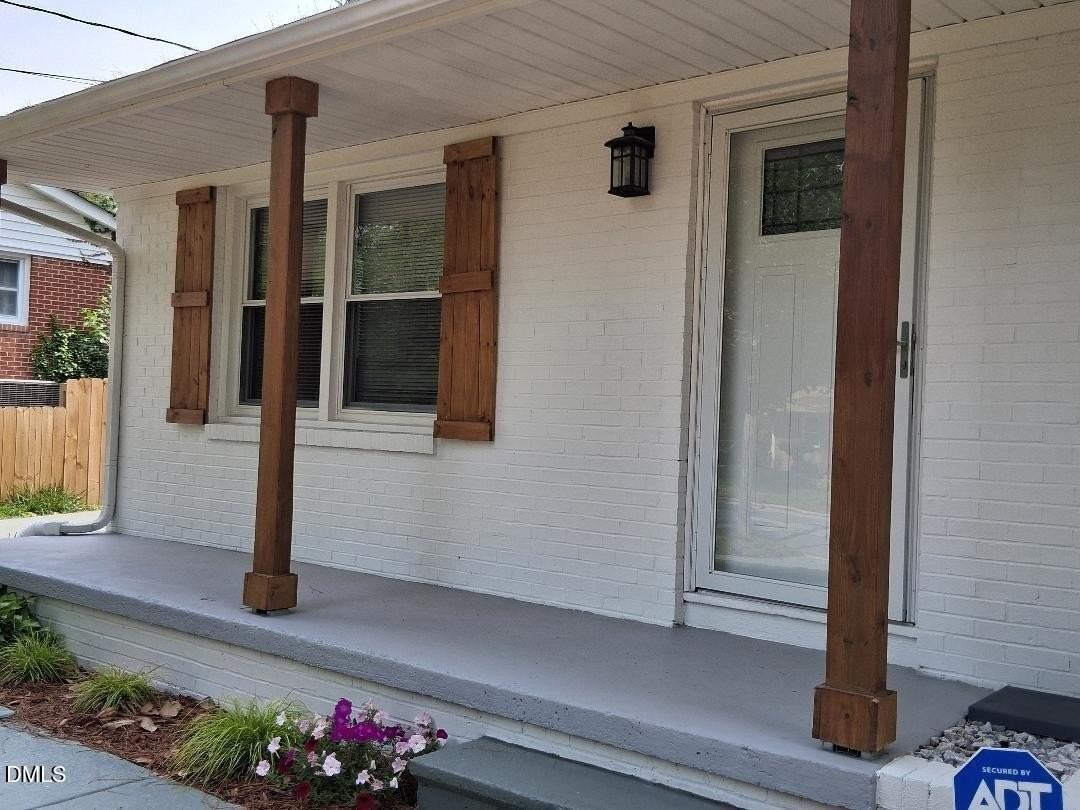 829 Greenwich St - Photo 2 of 13