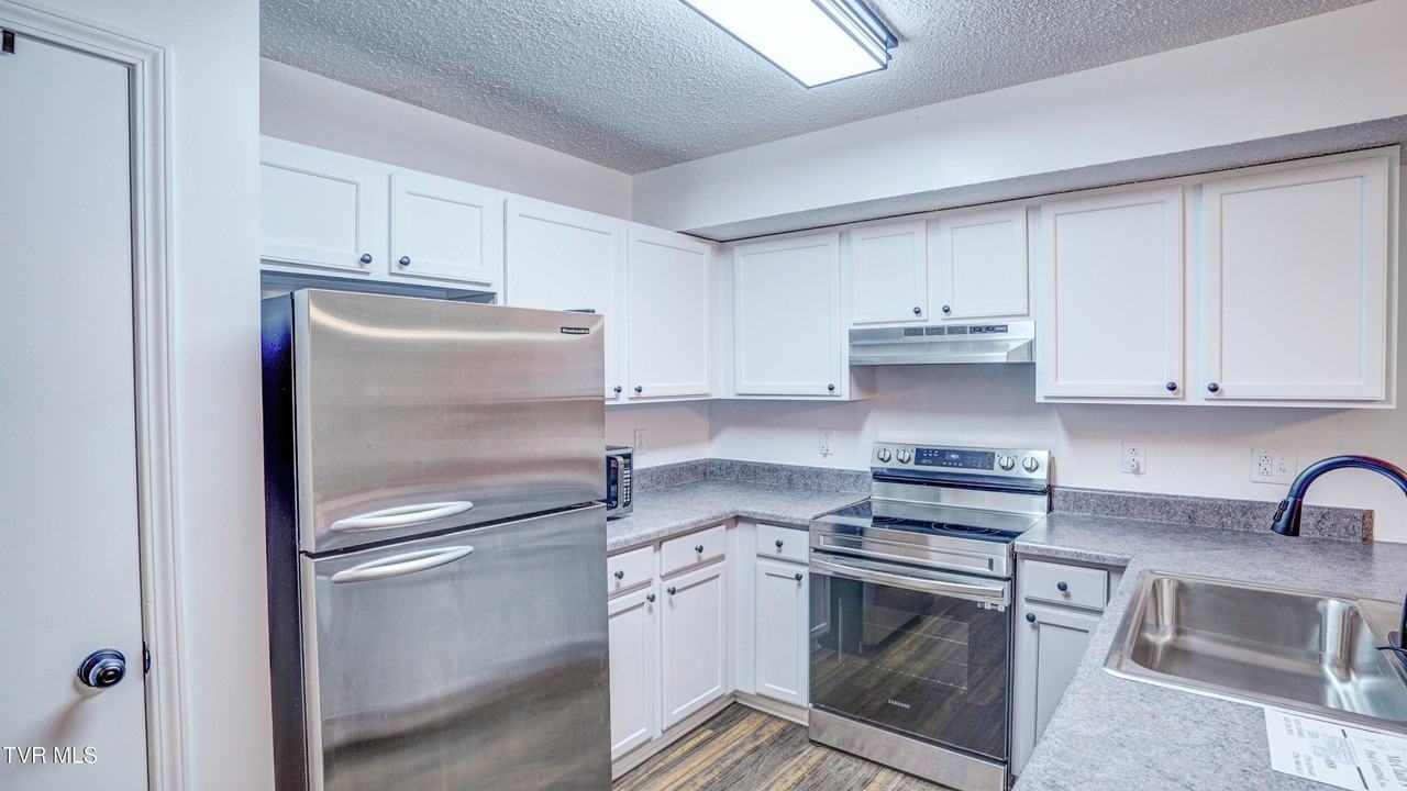 1709 Herrin Dr - Photo 3 of 15
