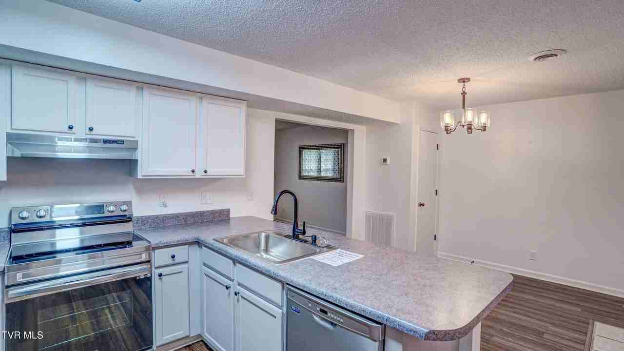 1709 Herrin Dr - Photo 4 of 15