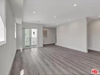 5752 Kester Ave - Photo 5 of 8