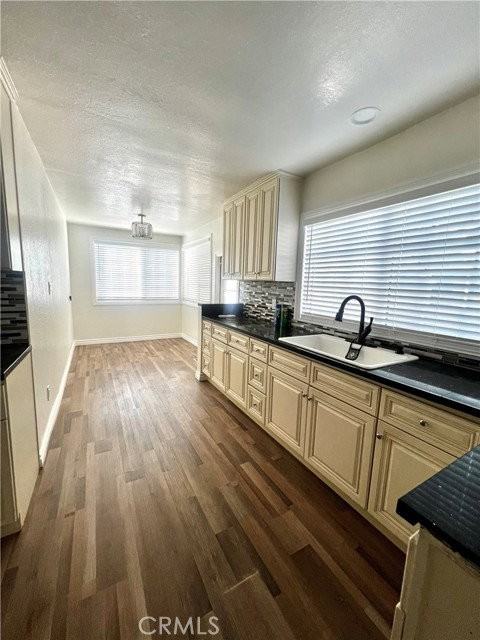 2149 Greenfield Ave - Photo 2 of 8