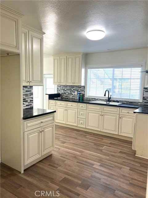 2149 Greenfield Ave - Photo 4 of 8