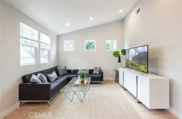 4039 Clayton Ave - Photo 3 of 8