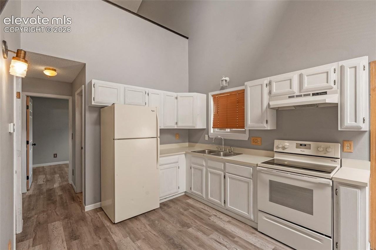 291 E Lake Ave - Photo 3 of 14