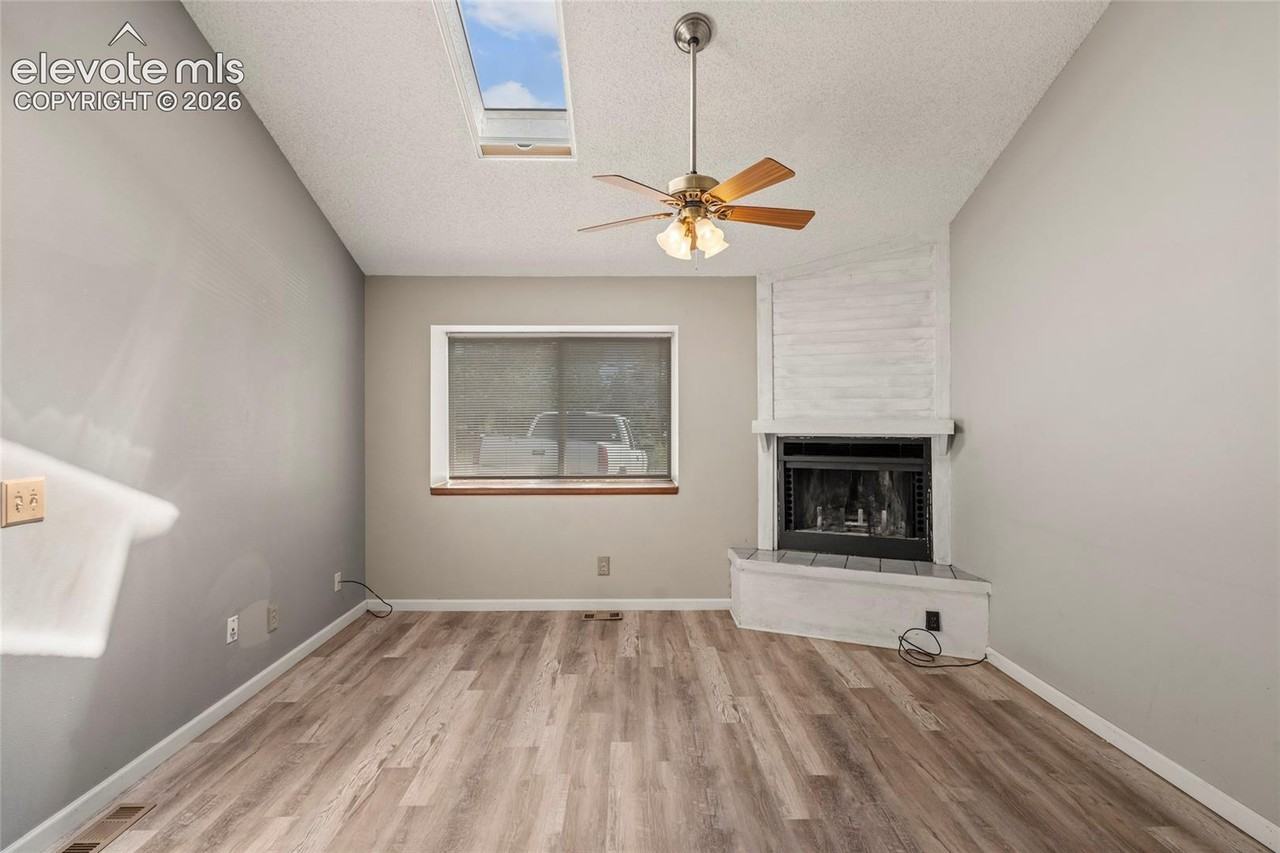 291 E Lake Ave - Photo 4 of 14