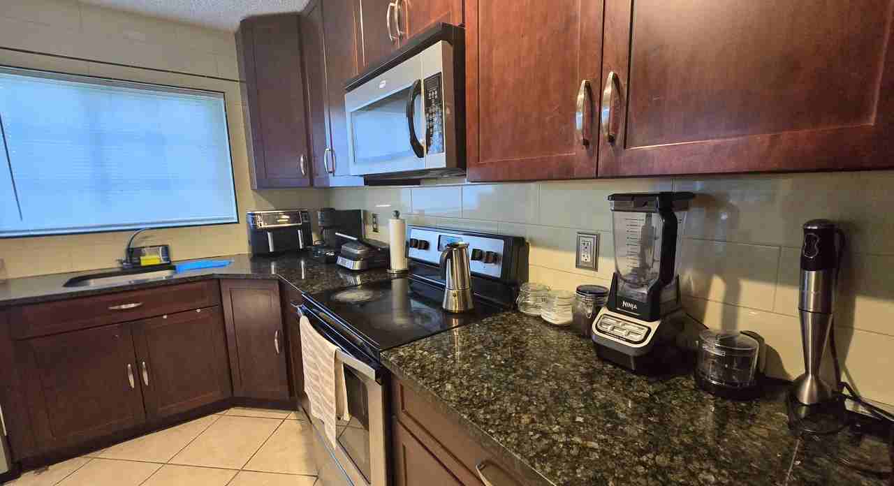 6241 Nw 74th Ct - Photo 5 of 27