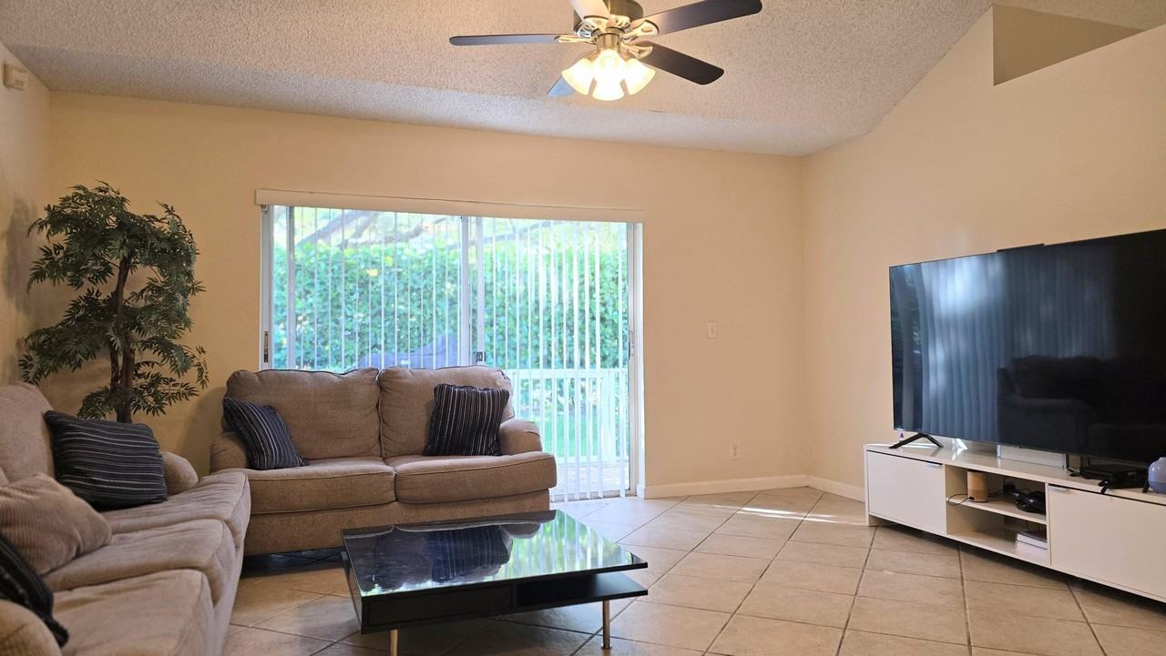 6241 Nw 74th Ct - Photo 6 of 27