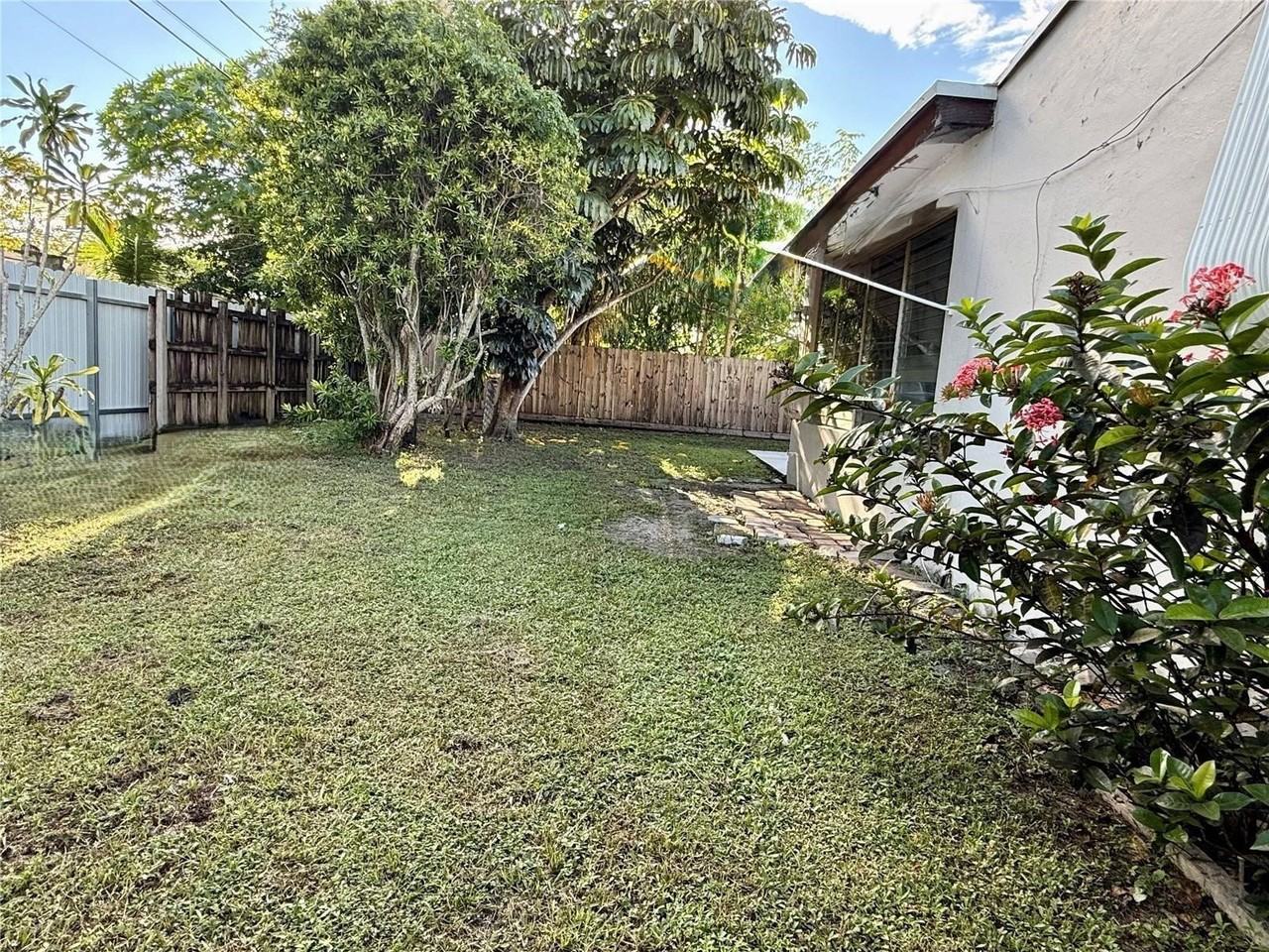 7654 Indigo St - Photo 2 of 8