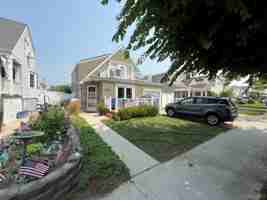 featured image of 551 W Walnut St