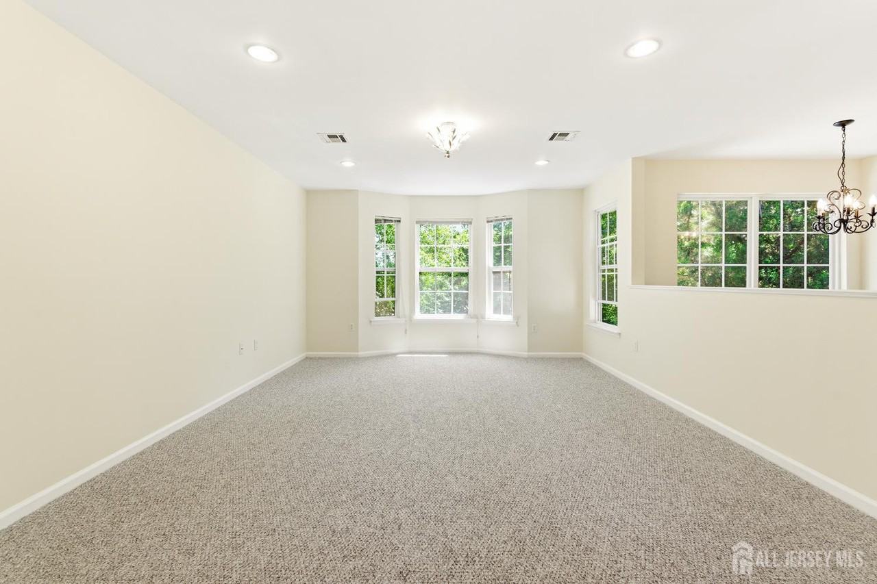 141 Forest Dr - Photo 4 of 30