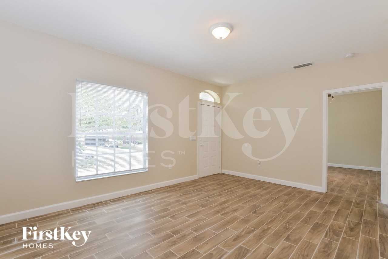 805 Cheriton St - Photo 2 of 15