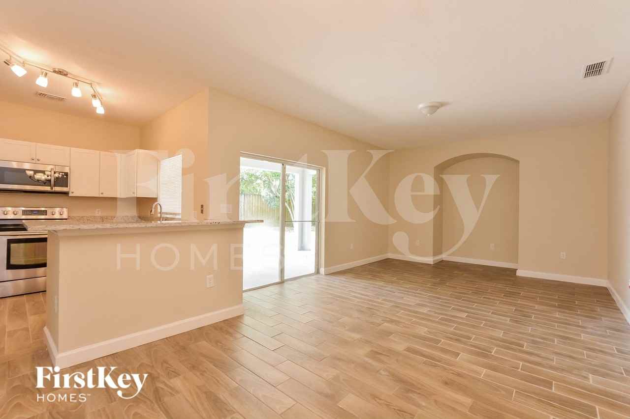 805 Cheriton St - Photo 3 of 15