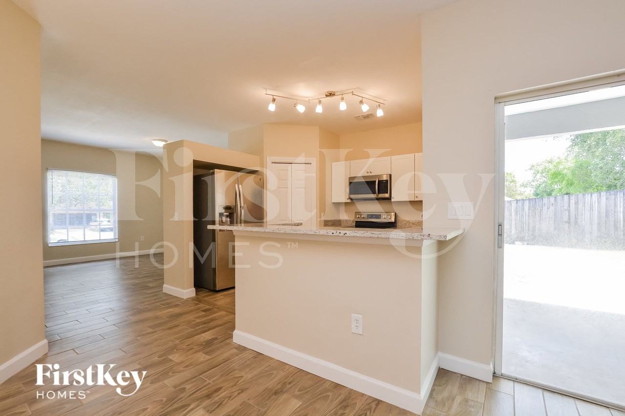 805 Cheriton St - Photo 5 of 15