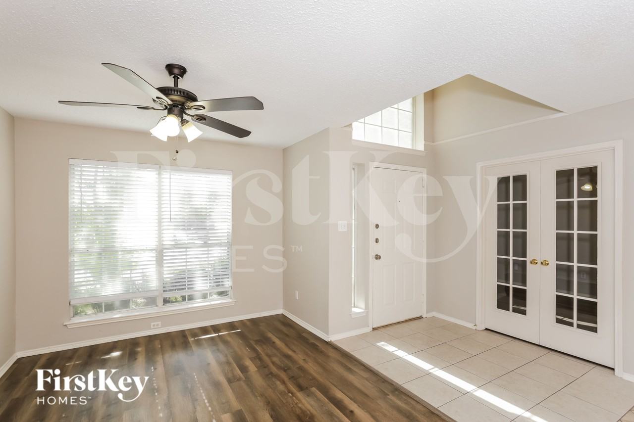 1146 Finch Cir - Photo 4 of 17