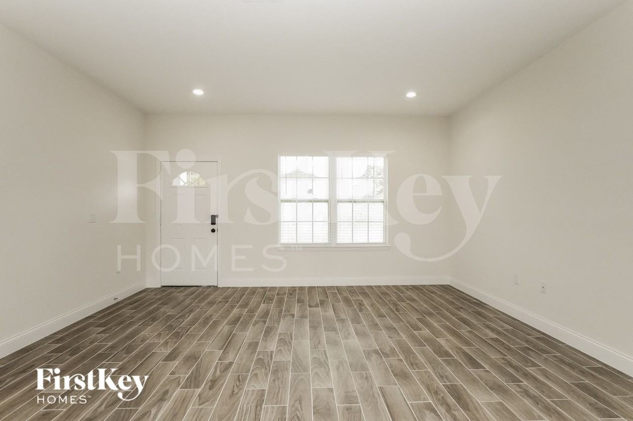 1204 Atlantic Ct - Photo 2 of 15