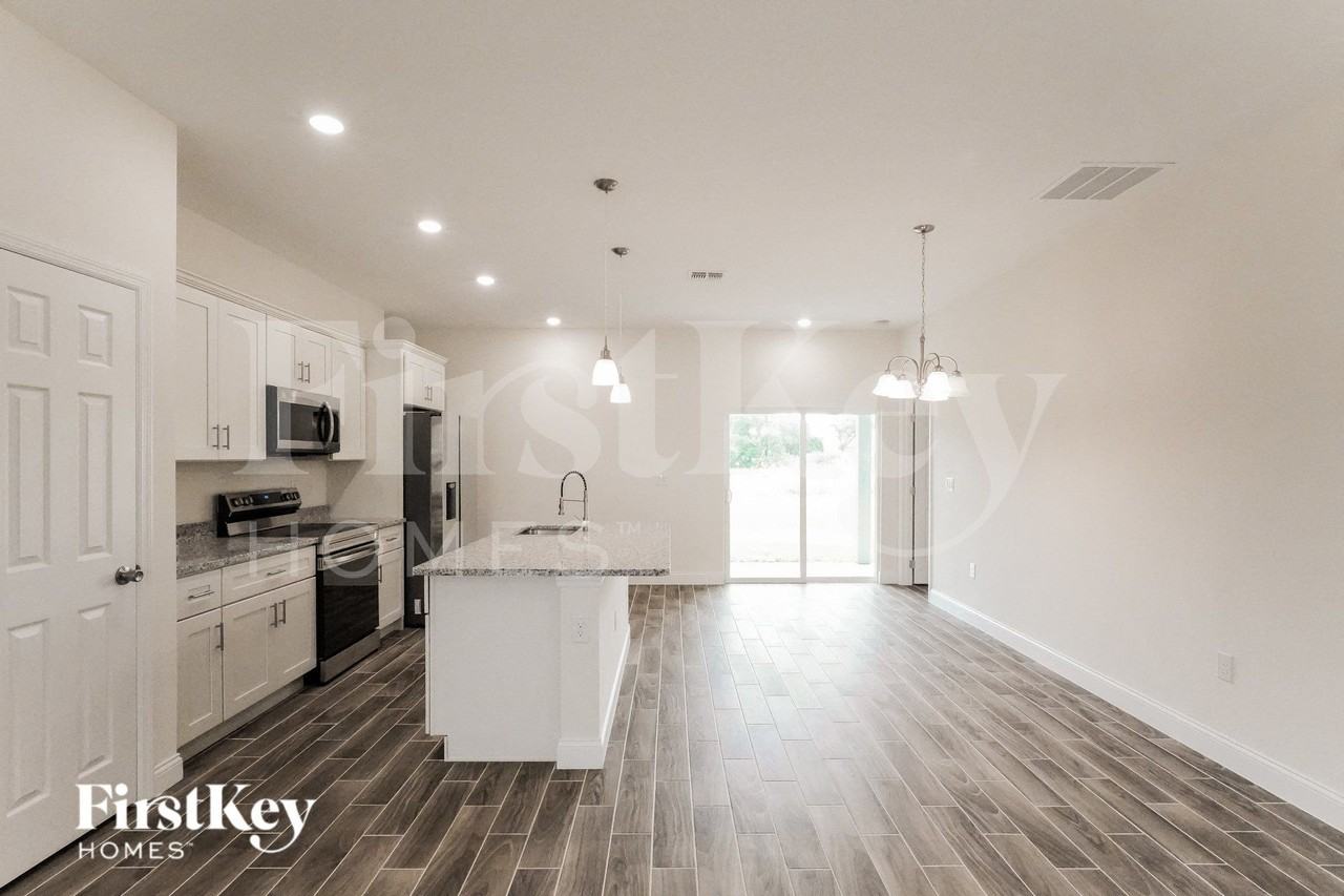 1204 Atlantic Ct - Photo 4 of 15