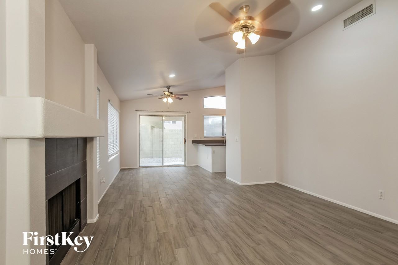 4605 E Grovers Ave - Photo 3 of 15