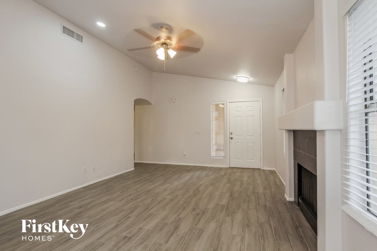 4605 E Grovers Ave - Photo 4 of 15