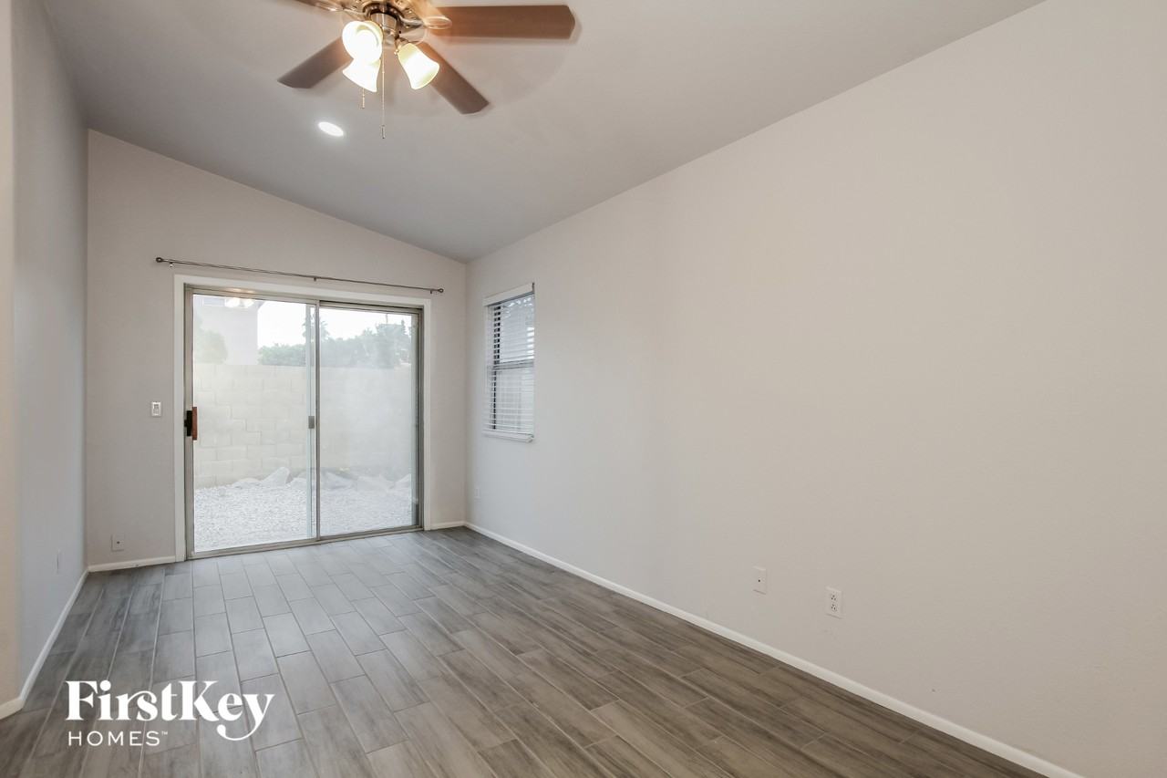4605 E Grovers Ave - Photo 5 of 15