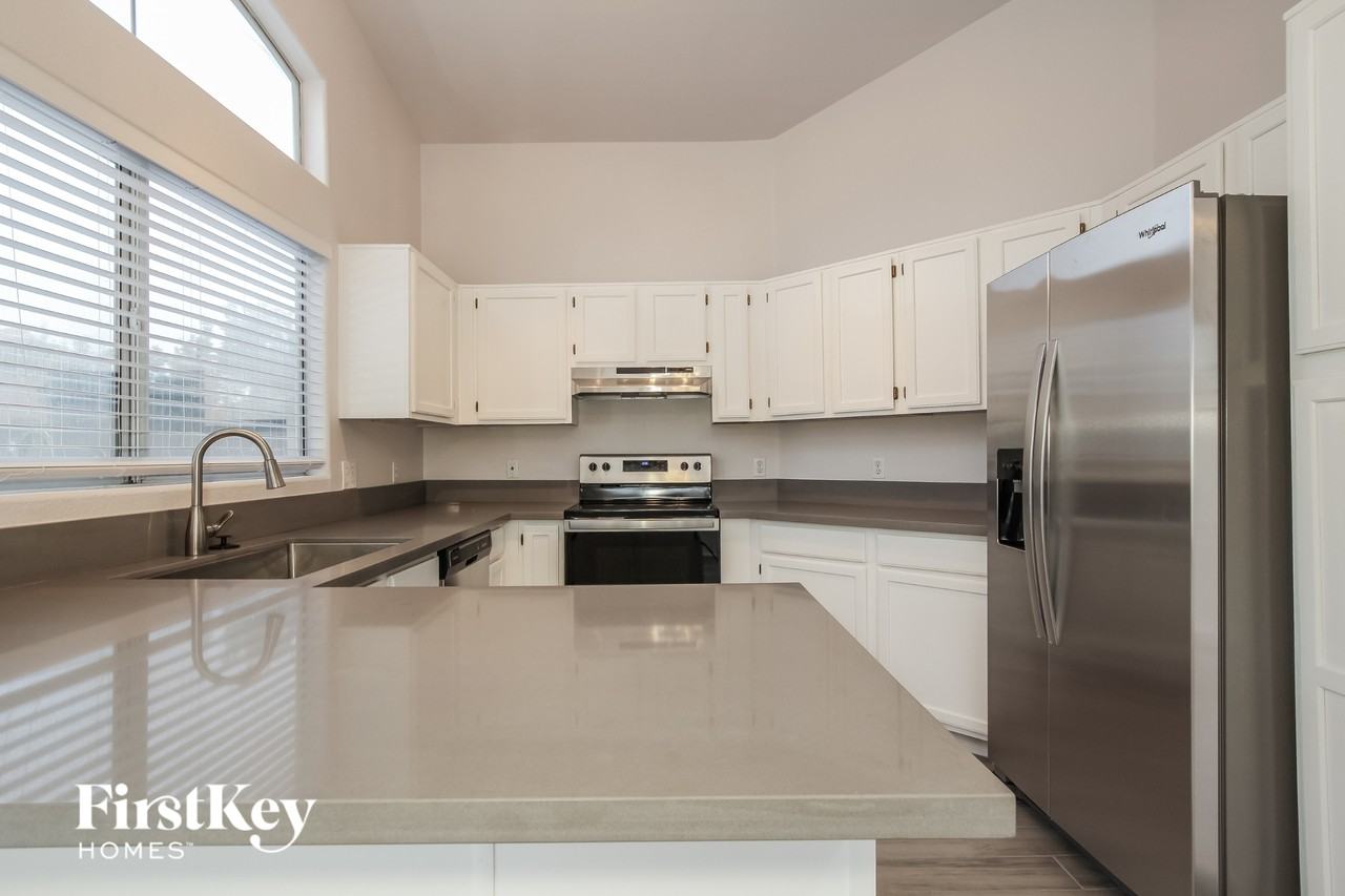 4605 E Grovers Ave - Photo 6 of 15