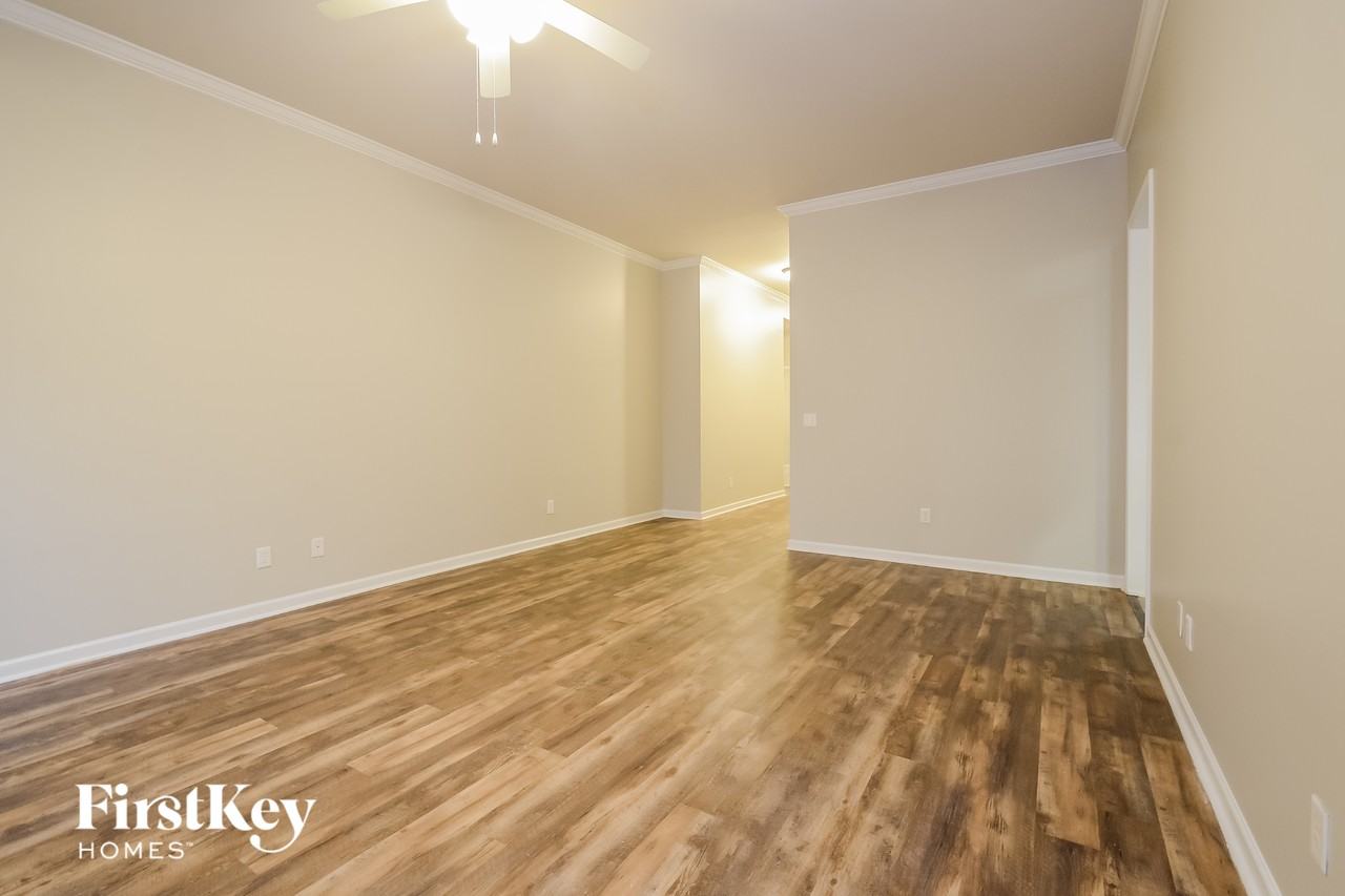 1072 Pine Valley Dr - Photo 4 of 15