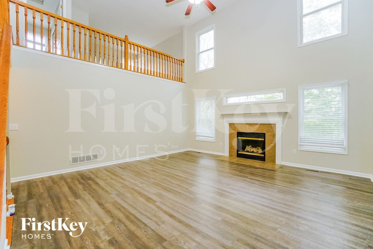 7821 Edgewater Ct - Photo 3 of 16
