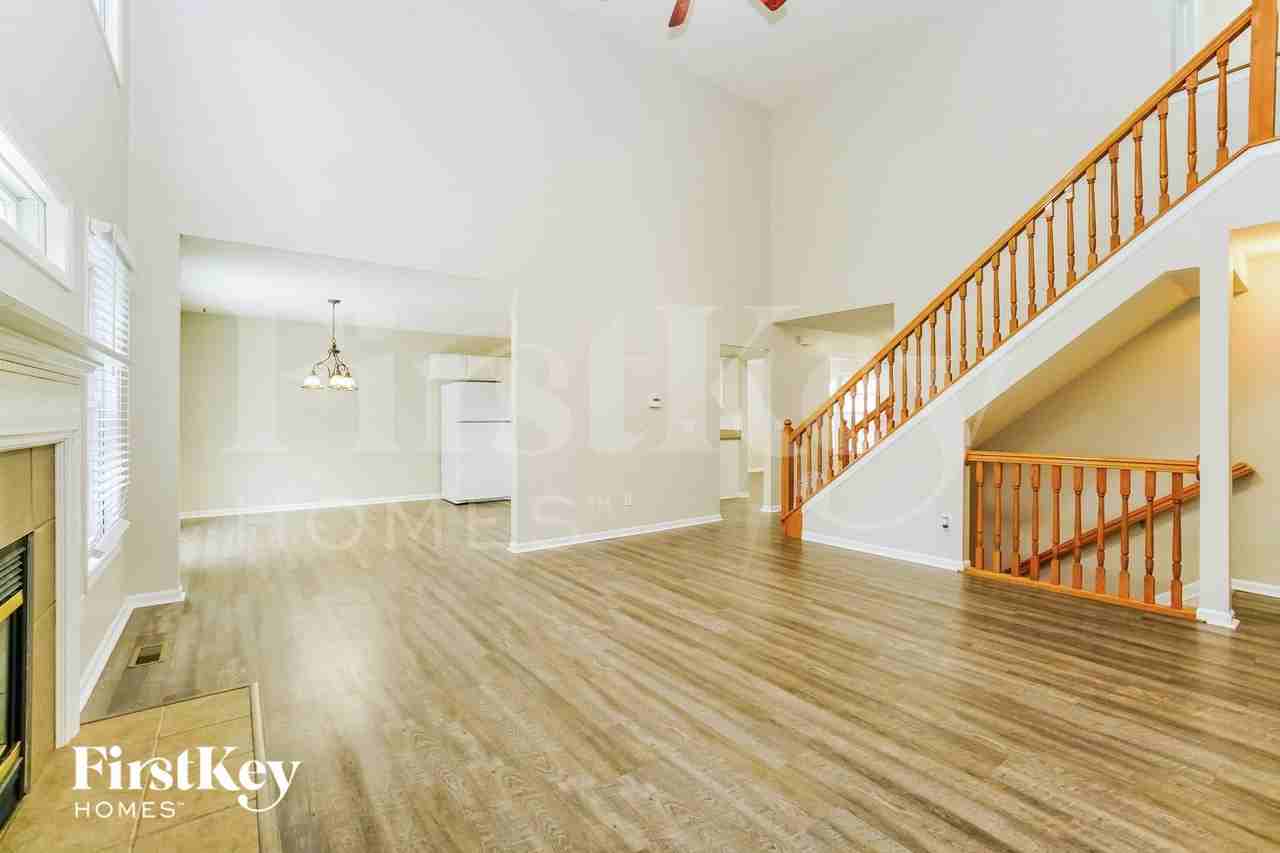 7821 Edgewater Ct - Photo 4 of 16