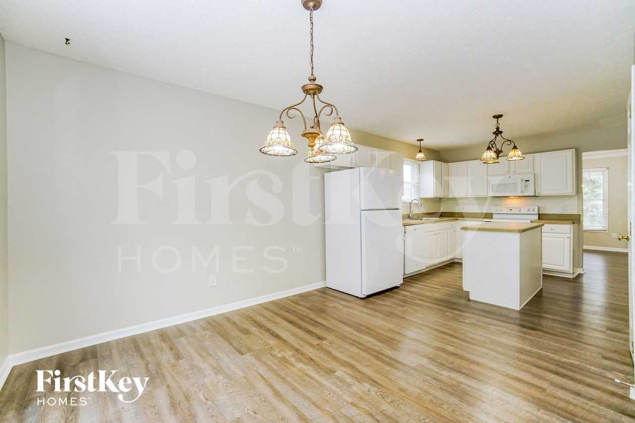 7821 Edgewater Ct - Photo 7 of 16