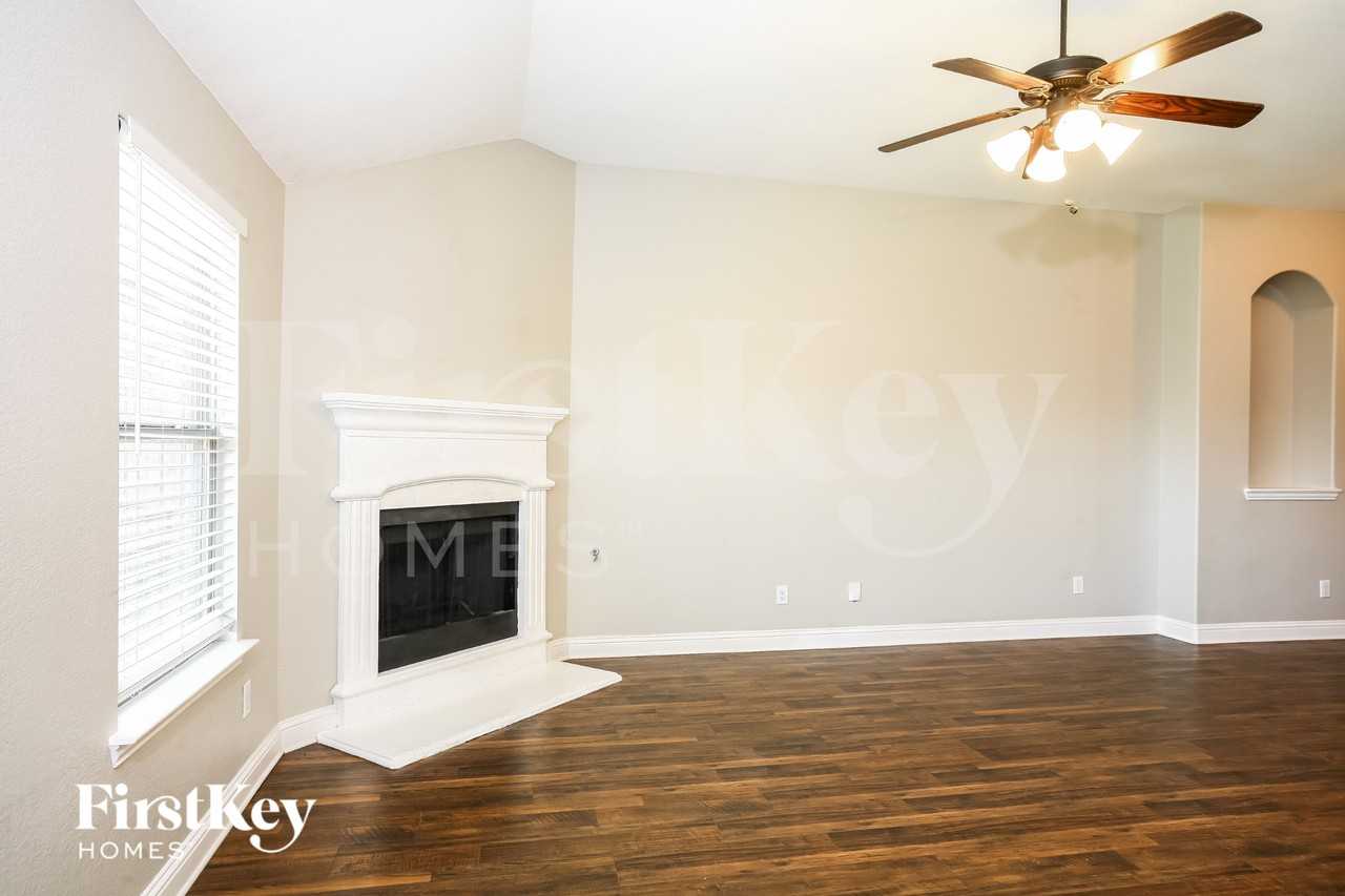 1108 Colonial Dr - Photo 4 of 16