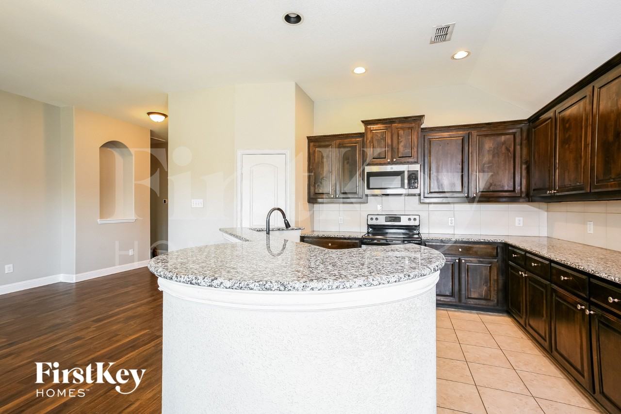 1108 Colonial Dr - Photo 7 of 16