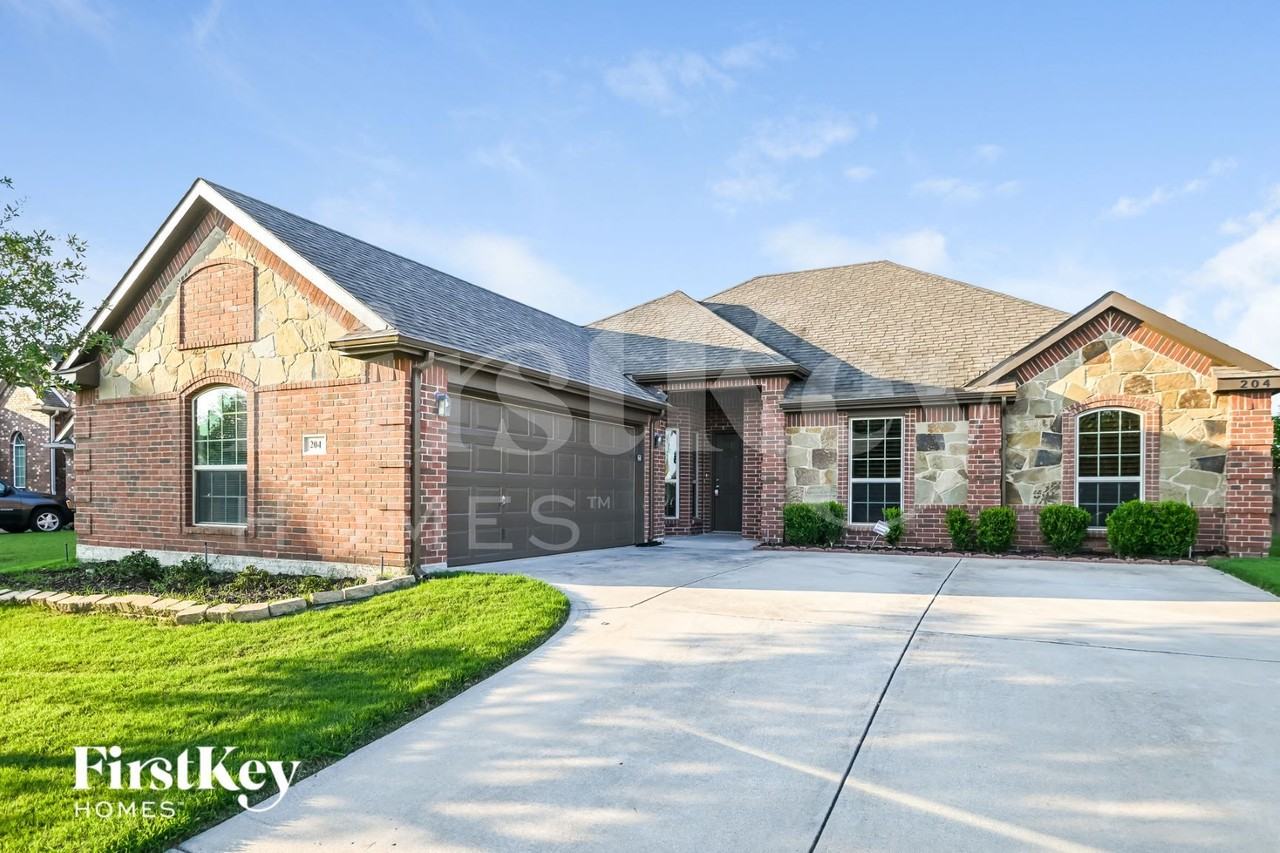 204 Troy Ln - Photo 2 of 15